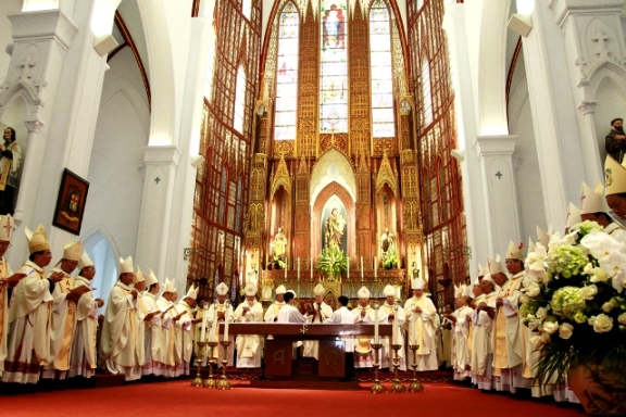 Đức hồng y Filoni dâng Thánh lễ tại Nhà thờ chính toà Hà Nội