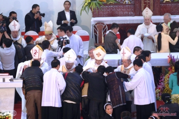 Đức hồng y Filoni tại Gp. Hưng Hóa (21.1.2015)
