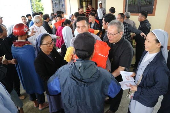 Hội Đồng Giám Mục Việt Nam cứu trợ nạn nhân lũ lụt Miền Trung