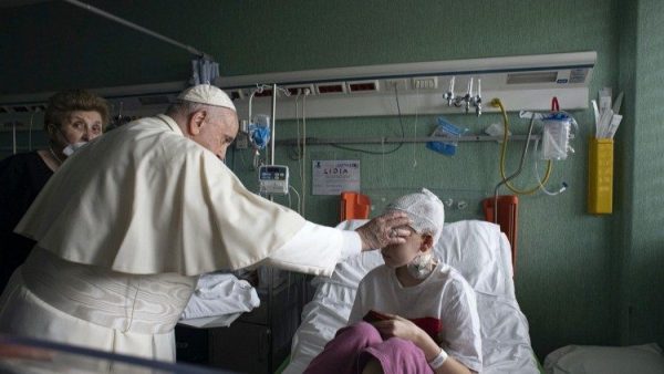 ĐGH thăm trẻ em tị nạn Ucraina tại bệnh viện Bambino Gesù của Vatican