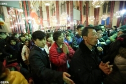 Tín hữu Trung quốc viếng đền các thánh tử đạo để cầu cho sự hiệp nhất