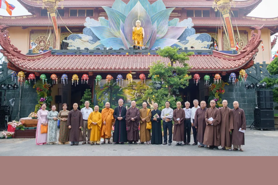 ĐTGM Giuse Nguyễn Năng đến chúc mừng Ban Trị sự Giáo hội Phật giáo TP Hồ Chí Minh nhân dịp Đại lễ Phật Đản 2024