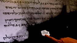 Bản văn Kinh Thánh cổ được phát hiện từ các mảnh Qumran