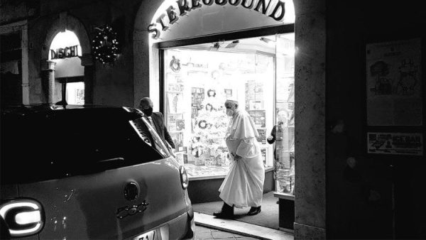 Đức Giáo hoàng bất ngờ thăm cửa hàng băng đĩa ở Roma