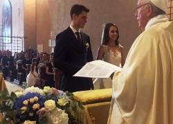 ĐGH Phanxicô bất ngờ cử hành lễ cưới cho vệ binh Luca Schafer và Leticia Vera