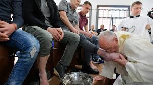 ĐGH Phanxicô rửa chân cho 12 tù nhân trong một nhà giam