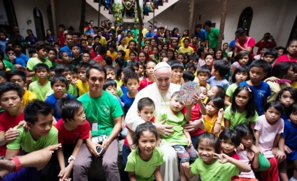 ĐGH Phanxicô thăm trẻ em đường phố (16.1.2015)