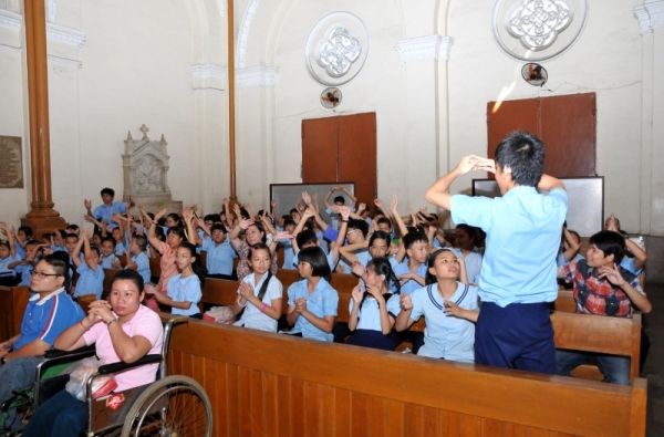 Lễ Giáng sinh cho người khuyết tật tại nhà thờ Chánh tòa Sài Gòn