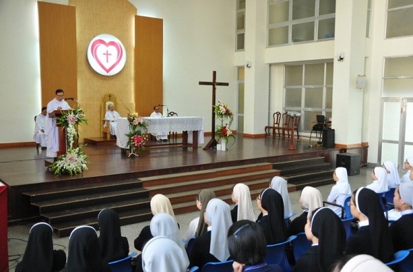 Liên Dòng Nữ: Thánh lễ khai giảng năm học 2014-2015