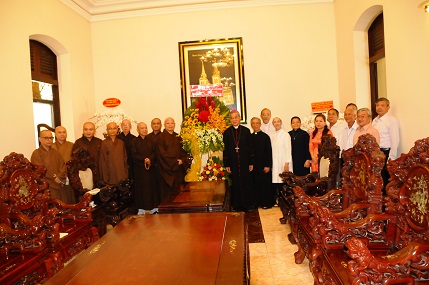 Ban Trị sự Giáo hội Phật giáo Thành phố chúc mừng Giáng Sinh năm 2022