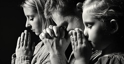 Gia đình, nơi người trẻ tập sống tương quan với Thiên Chúa trong cầu nguyện