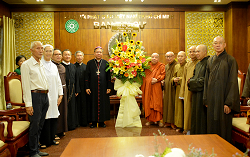 Đức Giám quản Giuse Đỗ Mạnh Hùng chúc mừng Đại lễ Phật Đản 2019