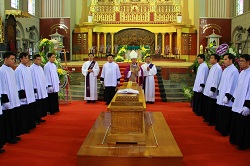 Cải táng Đức cố Giám mục Santos Ubierna Ninh*