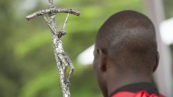Kenya: un prêtre enlevé début octobre a été retrouvé mort