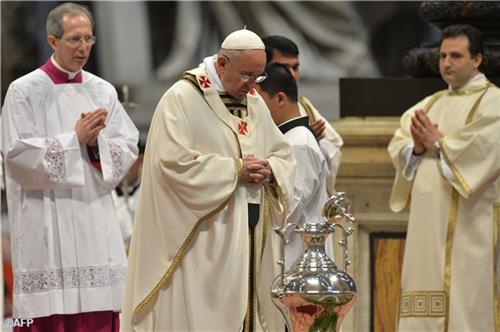 Thánh lễ Truyền Dầu tại Vatican 2016