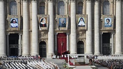 Pope at Canonization Mass: New saints ``kindly lights`` in the gloom of the world