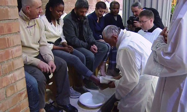 ĐGH rửa chân tù nhân tại nhà tù Rebibbia