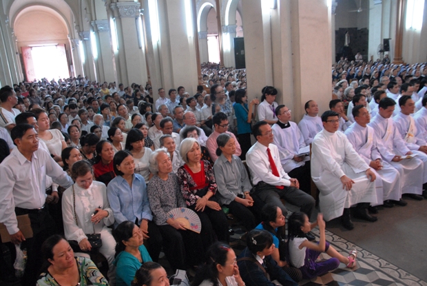 Lễ Truyền Dầu tại nhà thờ Chính tòa SG (2.4.2015)
