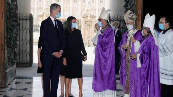 Vua và hoàng hậu Tây Ban Nha dự lễ cầu nguyện cho nạn nhân Covid-19