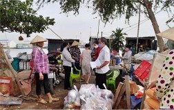 Caritas TGP Sài Gòn: tặng quà cho người nghèo mùa dịch covid-19