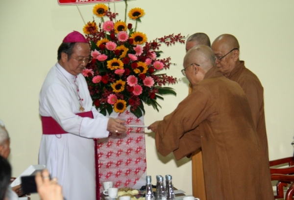 Phái đoàn tòa Tổng Giám mục chúc mừng lễ Phật Đản