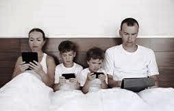 Mạng xã hội tấn công hạnh phúc gia đình