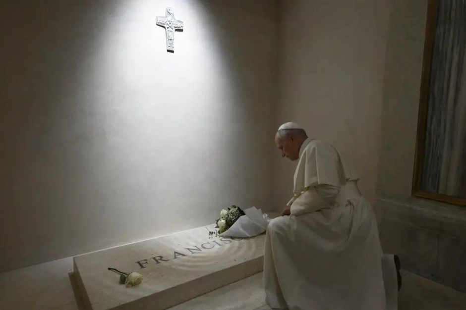 Đức Thánh cha Lêô XIV cầu nguyện tại mộ Đức Thánh cha Phanxicô
