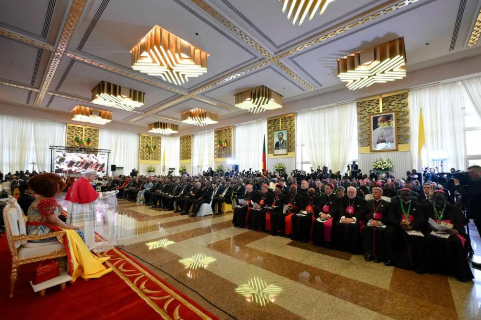 [Tông du Camerun] Đức Thánh Cha Lêô XIV được tiếp đón và gặp gỡ chính quyền, xã hội dân sự và ngoại giao đoàn