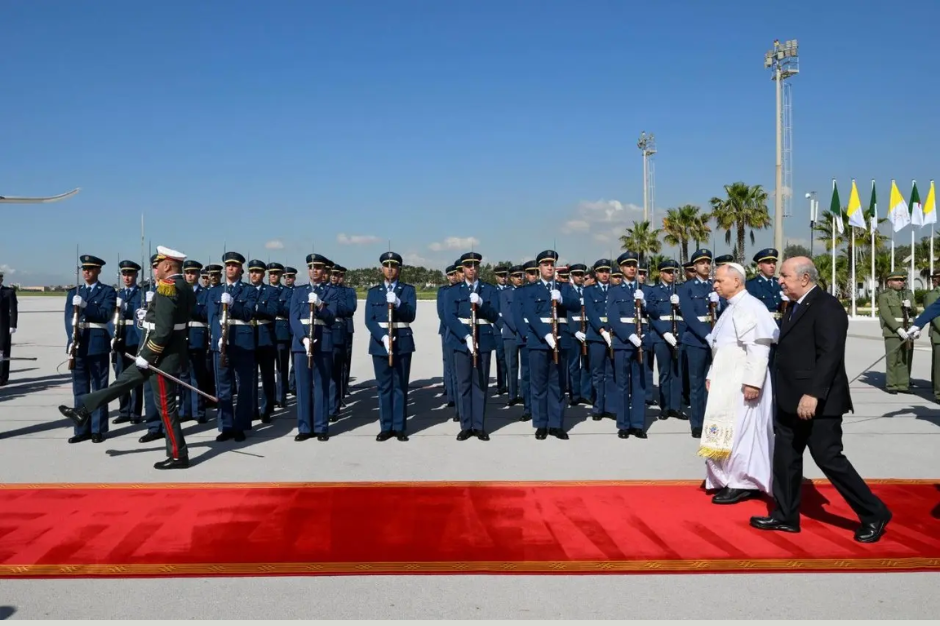 Tông du Algeria] Đức Thánh Cha Lêô XIV rời Algeria, bắt đầu chuyến tông du tại Camerun