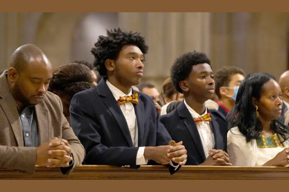 Bảo vệ tâm hồn và gia đình: Nuôi dưỡng những gia đình thánh thiện trong thế giới tràn ngập màn hình