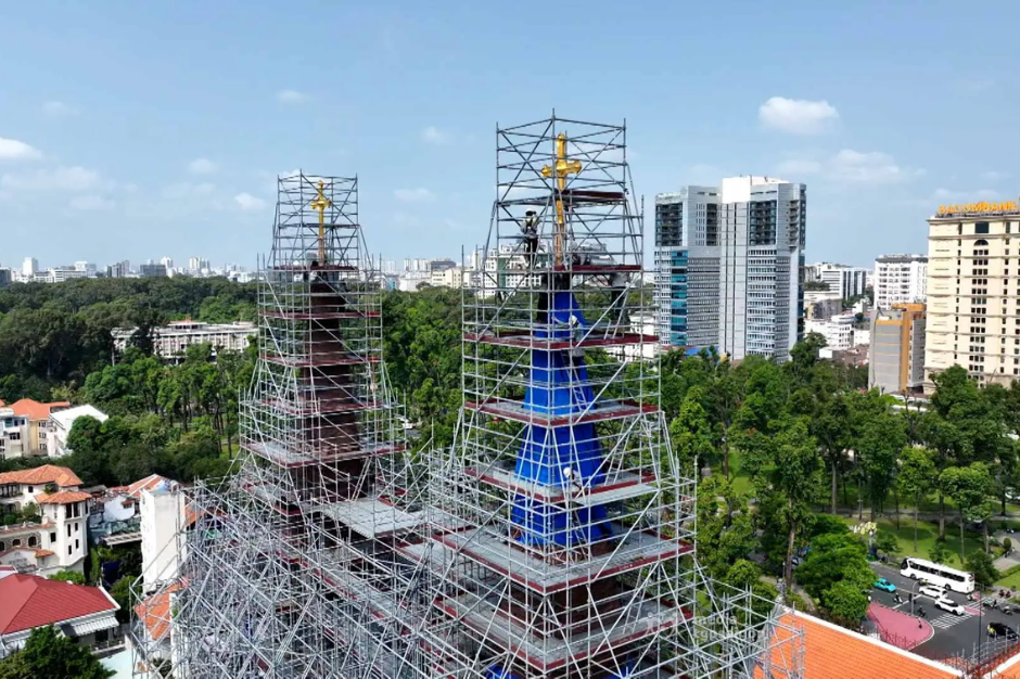 Đặt hai Thánh giá lên đỉnh tháp kẽm Nhà thờ Chính tòa Đức Bà Sài Gòn 19/3/2026