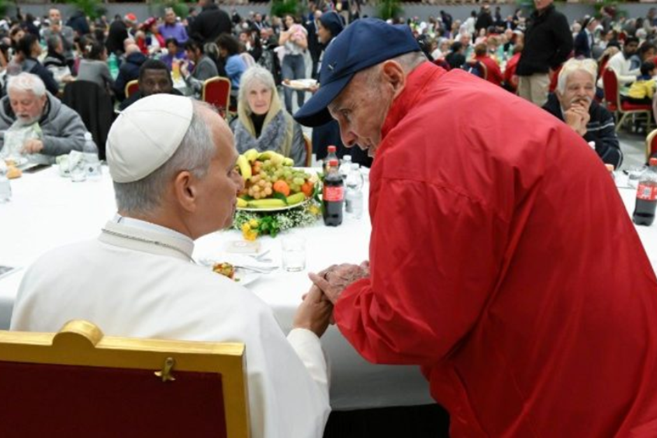 Đức Lêô XIV ăn trưa với người nghèo và nhớ đến những người đang đau khổ