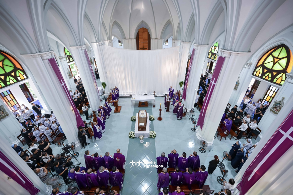 Nghi lễ tẩn liệm và Thánh lễ đưa chân cầu nguyện cho Đức Hồng y Gioan Baotixita Phạm Minh Mẫn