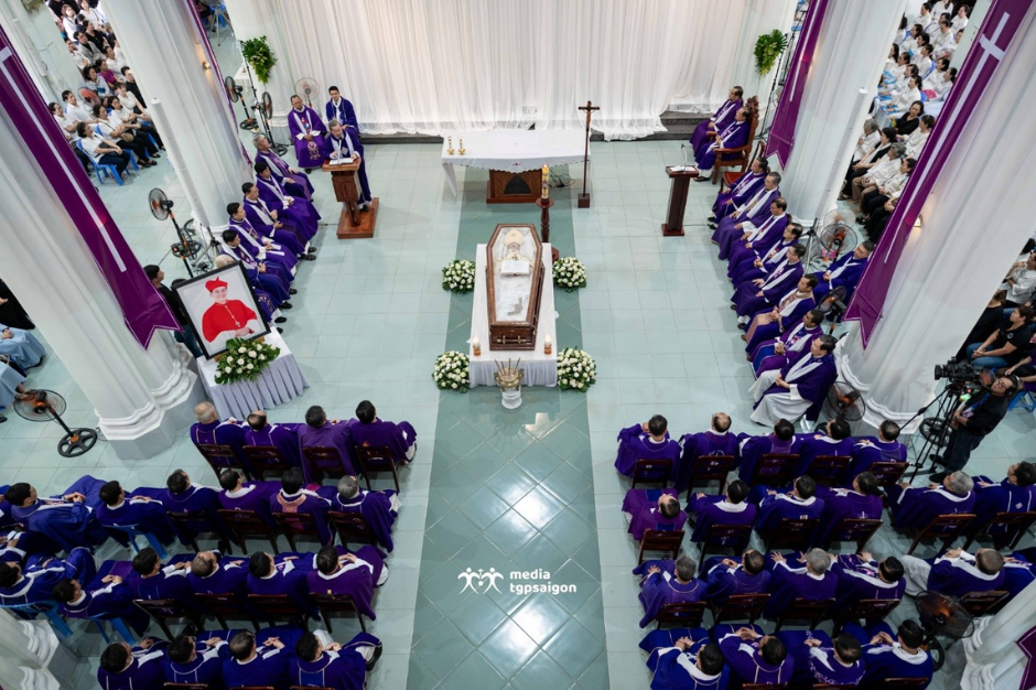 Linh mục Liên giáo hạt đồng tế Thánh lễ cầu nguyện cho Đức cố Hồng Y Gioan Baotixita Phạm Minh Mẫn